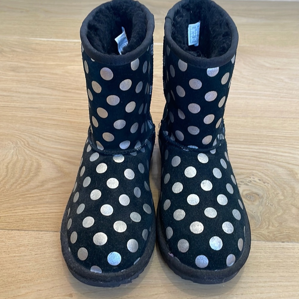 LIKE NEW! Uggs girls size 4. Worn twice black with silver polka dot Fully lined